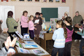 Директор Центру дитячої та юнацької творчості № 6 Кобзєва Олена Іванівна вручає грамоту автору виставкових робіт.